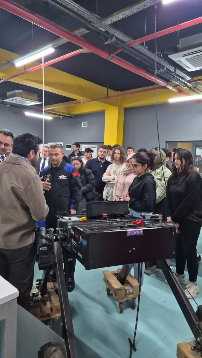 İlk Türk astronot Alper Gezeravcı Özdemir Bayraktar Atölyemizde kara aracı şasisini incelerken