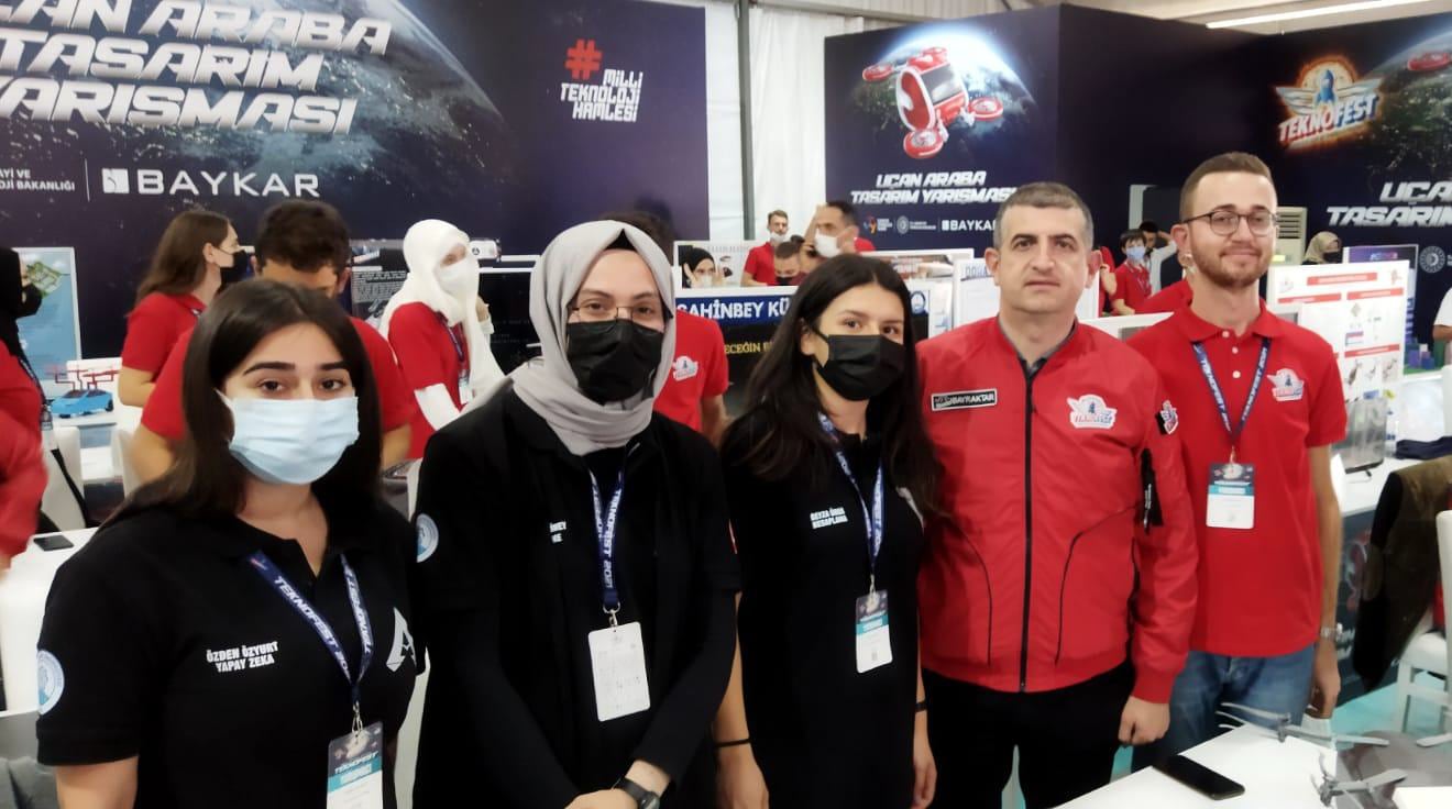Selçuk Bayraktar ve Uçan Araba ekibimiz TEKNOFEST standında