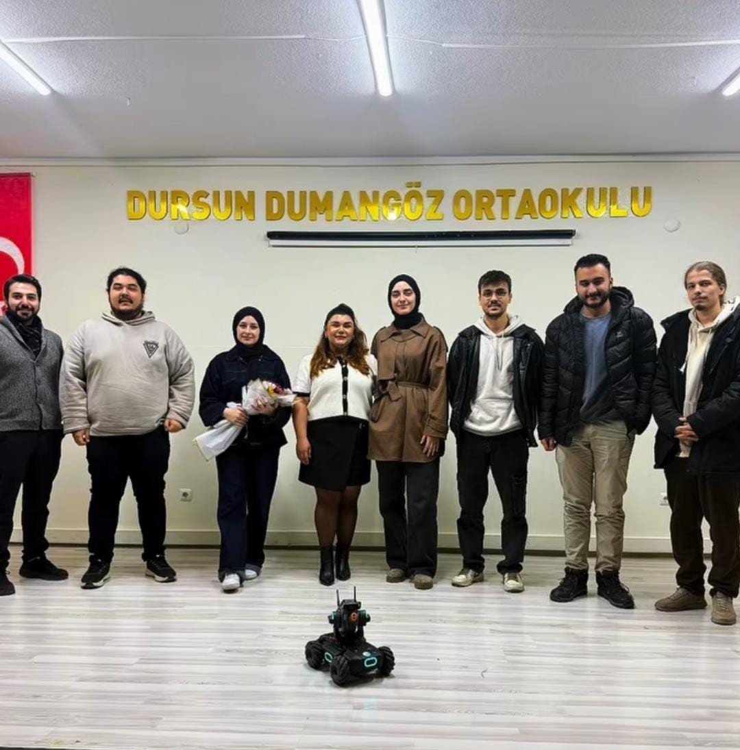 Ortaokul ziyaretimizde öğrencilere robotlarımızı tanıttık