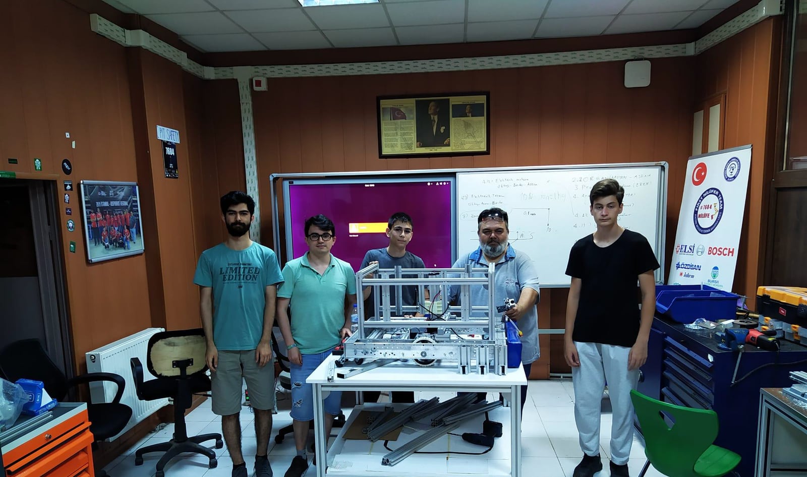 PUSULA ekibi sanayi robotik taşıyıcı platformu atölye mekanik montajında