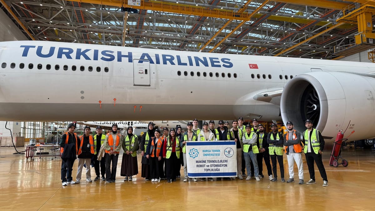 Turkish Technic teknik gezimizde uçak bakım hangarında ekip fotoğrafı